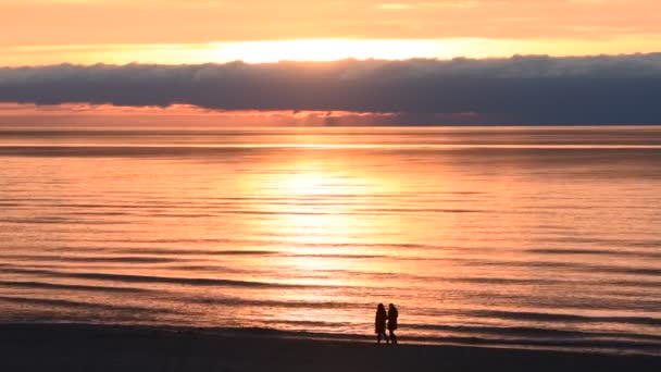 Πρόσωπο Που Βλέπει Ηλιοβασίλεμα Βαλτική Θάλασσα Φθινόπωρο Ρομαντικό Βράδυ Δίπλα — Αρχείο Βίντεο