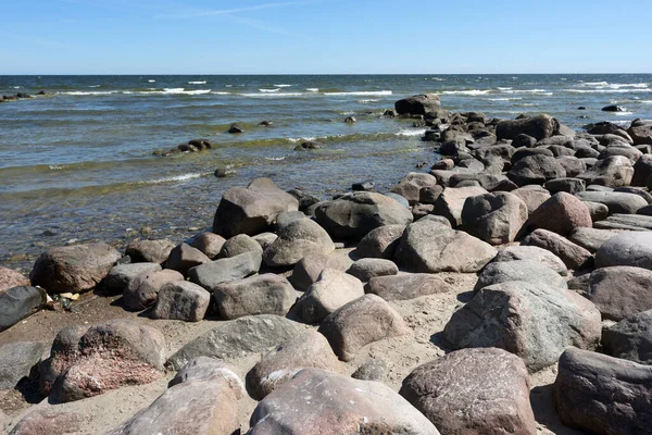 Stora Stenar Vid Östersjökusten Lettland — Stockfoto