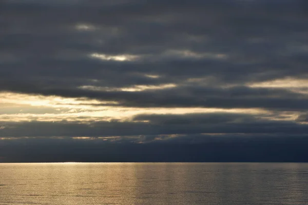 Nuvens Pastel Pôr Sol Sobre Superfície Calma Mar — Fotografia de Stock