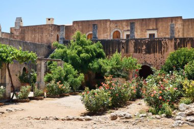 Girit, 11 Ağustos: Arkadi Manastırı 'nın mimarisi 11 Ağustos 2020' de Yunanistan 'ın Girit adasında. Arkadi Manastırı Girit adasındaki Doğu Ortodoks manastırıdır.