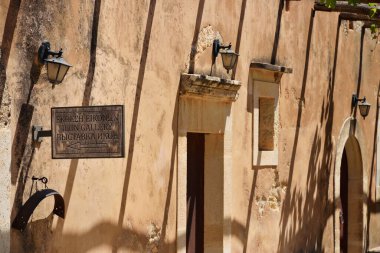 Girit, 11 Ağustos: Arkadi Manastırı 'nın mimarisi 11 Ağustos 2020' de Yunanistan 'ın Girit adasında. Arkadi Manastırı Girit adasındaki Doğu Ortodoks manastırıdır.