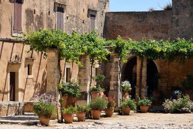 Girit, 11 Ağustos: Arkadi Manastırı 'nın mimarisi 11 Ağustos 2020' de Yunanistan 'ın Girit adasında. Arkadi Manastırı Girit adasındaki Doğu Ortodoks manastırıdır.