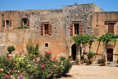 Girit, 11 Ağustos: Arkadi Manastırı 'nın mimarisi 11 Ağustos 2020' de Yunanistan 'ın Girit adasında. Arkadi Manastırı Girit adasındaki Doğu Ortodoks manastırıdır.