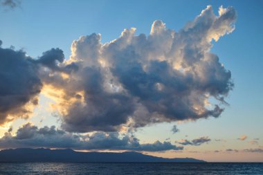 Mavi deniz ve gökyüzü bulutları. Ege Akdeniz, Girit, Yunanistan