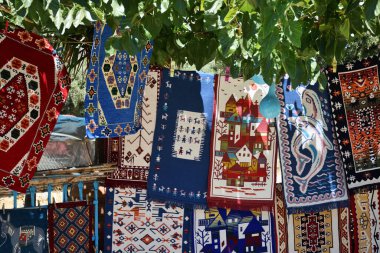 Girit, 13 Ağustos: Yunanistan 'ın Girit adasında 13 Ağustos 2020' de geleneksel halı satışı.
