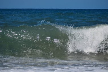 Bir fırtına sırasında kıyıda deniz dalgaları kırılır.