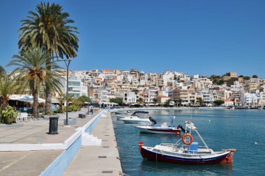 Sitia, 12 Ağustos 2020 'de Yunanistan' ın Sitia kentindeki limanda balıkçı teknesi. Sitia Yunanistan 'ın Girit ilinin Lasithi ilçesine bağlı bir beldedir.