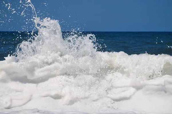 Zeegolven Breken Kust Tijdens Een Storm — Stockfoto