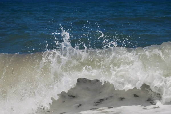 Θαλάσσια Κύματα Σπάνε Στην Ακτή Κατά Διάρκεια Μιας Καταιγίδας — Φωτογραφία Αρχείου