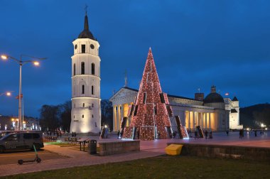 Vilnius, Litvanya - Aralık 04: 00 Vilnius, Litvanya 'da Noel ağacının gece manzarası.