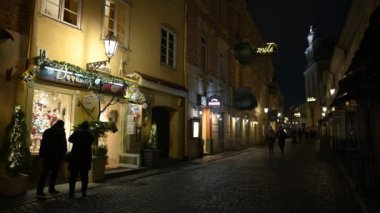 Vilnius, Litvanya - Aralık 04: 00: 00 Vilnius, Litvanya 'da Noel dekorasyonlarının gece manzarası.