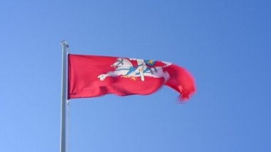 Tarihi Litvanya bayrağı - Güneşli bir günde rüzgarda sallanan Vytis. Litvanya 'nın ulusal bayrağını kapatın. Mavi arka planda at sırtında şövalye.