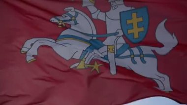 Tarihi Litvanya bayrağının rüzgarda dalgalanan Vytis hareketi. Litvanya 'nın ulusal bayrağını kapatın. Mavi arka planda at sırtında şövalye.