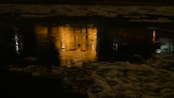 Flocos Gelo Flutuantes Rio Reflexo Uma Igreja Iluminada Superfície Rio — Vídeo de Stock