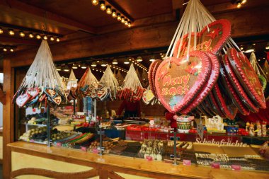 Berlin, 26 Aralık: Alman Noel Pazarı 'nda Zencefilli Kalpler 26 Aralık 2014' te Berlin, Almanya 'da.