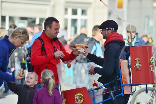 Berlín Octubre Personas Identificadas Comercian Comida Rápida Alexanderplatz Octubre 2014 —  Fotos de Stock