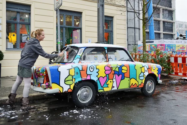 Berlín Octubre Personas Identificadas Limpian Nieve Del Coche Museo Trabant —  Fotos de Stock