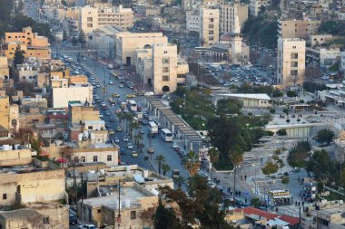 Amman, Jordan - 15 Şubat 2020. Ürdün, Amman şehrinin gün batımında sokağa ve yerleşim alanına bakın. Amman Ürdün 'ün başkenti ve en büyük şehridir..