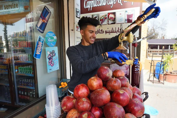 Madaba Jordan February 2020 Unidentified People Trade Pomegranate Juice Street — Stock Photo, Image