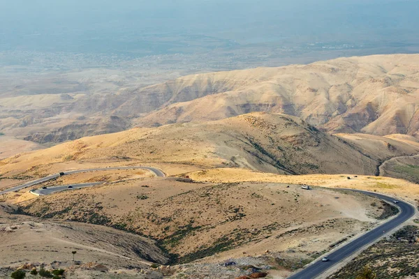 Ürdün 'deki İncilsel Nebo Dağı' ndan günbatımı ışıklarıyla manzara. Musa 'nın vaat edilmiş toprakları Ürdün çöl vadisinde gördüğü Nebo Dağı' nın tepesinden manzarayı seyret.