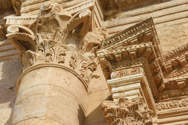 ハドリアヌス帝の訪問のために建てられた凱旋門であるハドリアヌス帝のアーチの詳細情報西暦129年 ヨルダンの考古学都市エルサレム — ストック写真