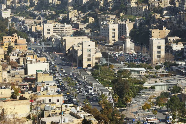 Amman, Jordan - 15 Şubat 2020. Ürdün 'ün Amman şehrinin gün batımındaki yerleşim alanına bakın. Amman Ürdün 'ün başkenti ve en büyük şehridir..