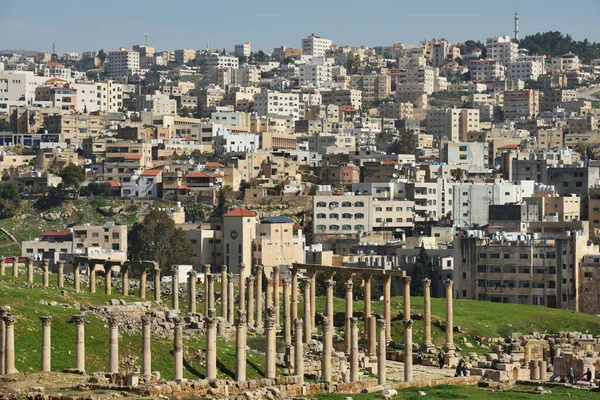 Jerash, Ürdün - 15 Şubat 2020. Ürdün 'ün Jarash kentindeki yerleşim alanlarına bakın.