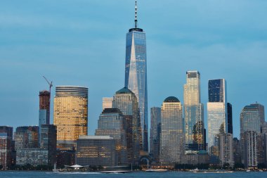 New York City, ABD - 23 Ağustos 2017 'de New York City, New York' ta gün batımında Manhattan Skyline. Manhattan, New York 'un en yoğun nüfuslu ilçesidir.