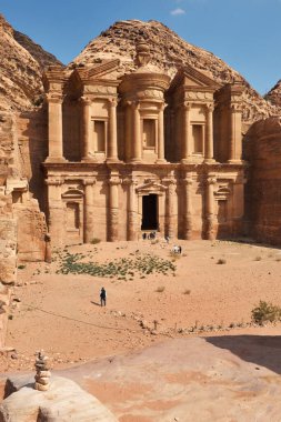 Petra, Ürdün - 18 Şubat 2020. A-Dir Manastırı yakınlarındaki turistler, Petra 'nın en büyük anıtı, Ürdün. Petra, ülkenin UNESCO Dünya Mirası listesine girmesini sağladı..