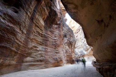 Ürdün, Musa Vadisi 'ndeki Petra Kanyonu' nun dar geçidi.