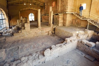 Madaba, Ürdün - 16 Şubat 2020. 16 Şubat 2020 'de Ürdün' ün Madaba kentindeki Şehitler Kilisesi (al-Khadir Kilisesi). Madaba, Ürdün 'ün orta kesiminde, Madaba ilinin merkezi kent..