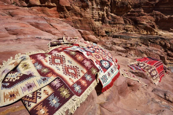 Színes Szövetek Szőnyegek Eladó Petra Canyon Wadi Musa Jordánia — Stock Fotó