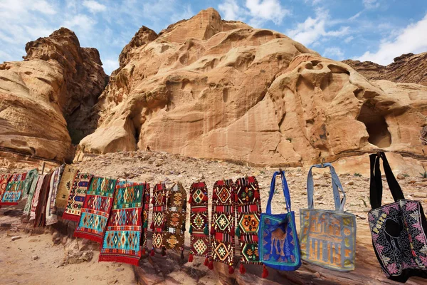 Alfombras Telas Colores Venta Petra Canyon Wadi Musa Jordania —  Fotos de Stock
