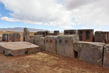 Bolivya, Tiwanaku yakınlarındaki Tiwanaku Sitesi 'nin bir parçası olan büyük bir tapınak kompleksinin veya anıt grubunun bir parçası olan Puma Punku harabeleri