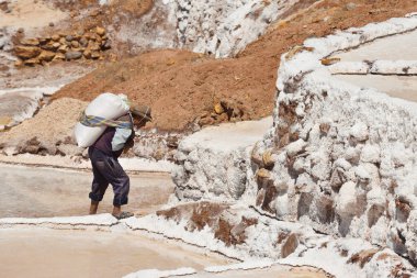Maras, Peru - 03 Eylül 2016: Maras, Peru, Güney Amerika 'daki Maras tuz madenlerindeki tuz buharlaştırma havuzlarında kimliği belirsiz kişiler çalışıyor