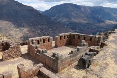 Pisac 'ın şehir sektöründeki İnka yapıları. Pisac İnkalar 'ın Kutsal Vadisi' nde bir Peru köyüdür..