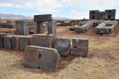 Bolivya, Tiwanaku yakınlarındaki Tiwanaku Sitesi 'nin bir parçası olan büyük bir tapınak kompleksinin veya anıt grubunun bir parçası olan Puma Punku harabeleri