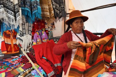 Pisac, Peru - 4 Eylül 2016: Tanımlanamayan kişiler, 4 Eylül 2016 tarihinde Peru 'nun Pisac kentindeki pazarda renkli mal ticareti yaptılar. Pisac, Peru 'da bir şehir ve İnka arkeolojik alanıdır..
