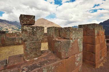 Pisac 'ın şehir sektöründeki İnka yapıları. Pisac İnkalar 'ın Kutsal Vadisi' nde bir Peru köyüdür..