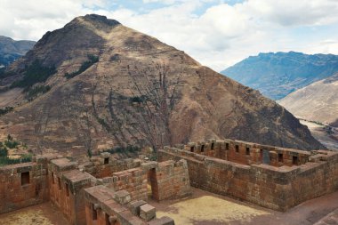 Pisac 'ın şehir sektöründeki İnka yapıları. Pisac İnkalar 'ın Kutsal Vadisi' nde bir Peru köyüdür..