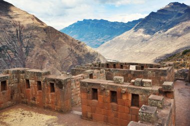 Pisac 'ın şehir sektöründeki İnka yapıları. Pisac İnkalar 'ın Kutsal Vadisi' nde bir Peru köyüdür..
