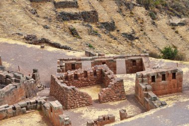 Pisac 'ın şehir sektöründeki İnka yapıları. Pisac İnkalar 'ın Kutsal Vadisi' nde bir Peru köyüdür..