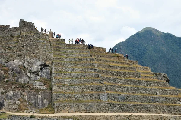 Machu Picchu 2016年9月2日 游客于2016年9月2日在Machu Picchu地点步行 Machu Picchu Unesco世界遗产遗址和世界新七大奇迹 — 图库照片