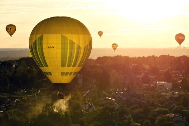 Vilnius, Litvanya - 11 Ağustos 2016: Vilnius şehrinin üzerinde 11 Ağustos 2016 tarihinde Litvanya 'nın Vilnius kentinde sıcak hava balonları. Vilnius şehrin üzerinde sıcak hava balonuna izin verilen az sayıdaki şehirden biridir..