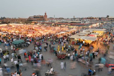 Marakeş - 07 Ağustos 2015 'te, Marakeş, Fas' ta, Jemaa el Fna Meydanı 'nda kimliği belirsiz kişiler. Meydan UNESCO Dünya Mirası 'nın bir parçası