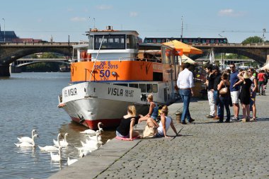 Prag - 07 Ağustos 2016: Çek Cumhuriyeti 'nin Prag kentinde, Vltava Nehri kıyısında kimliği belirsiz kişiler. Vltava Çek Cumhuriyeti 'ndeki en uzun nehirdir.