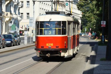 Prag - 07 Ağustos 2016: Prag 'da eski antika tramvay. Prag Çek Cumhuriyeti 'nin başkenti ve en büyük şehridir.