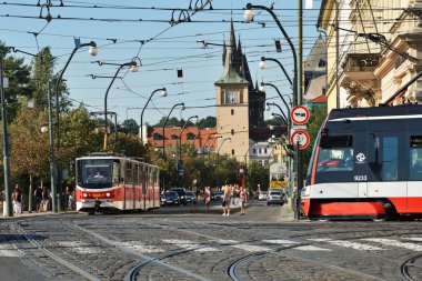 Prag - 07 Ağustos 2016: 07 Ağustos 2016 Prag, Çek Cumhuriyeti 'nde kırmızı tramvay. Prag Çek Cumhuriyeti 'nin başkenti ve en büyük şehridir.