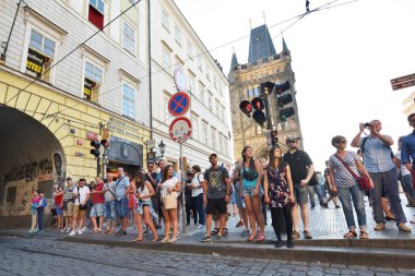 Prag - 07 Ağustos 2016: Çek Cumhuriyeti 'nin Prag kentindeki Old Town caddesinde kimliği belirsiz kişiler. Prag Çek Cumhuriyeti 'nin başkenti ve en büyük şehridir.