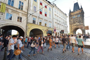 Prag - 07 Ağustos 2016: Çek Cumhuriyeti 'nin Prag kentindeki Old Town caddesinde kimliği belirsiz kişiler. Prag Çek Cumhuriyeti 'nin başkenti ve en büyük şehridir.